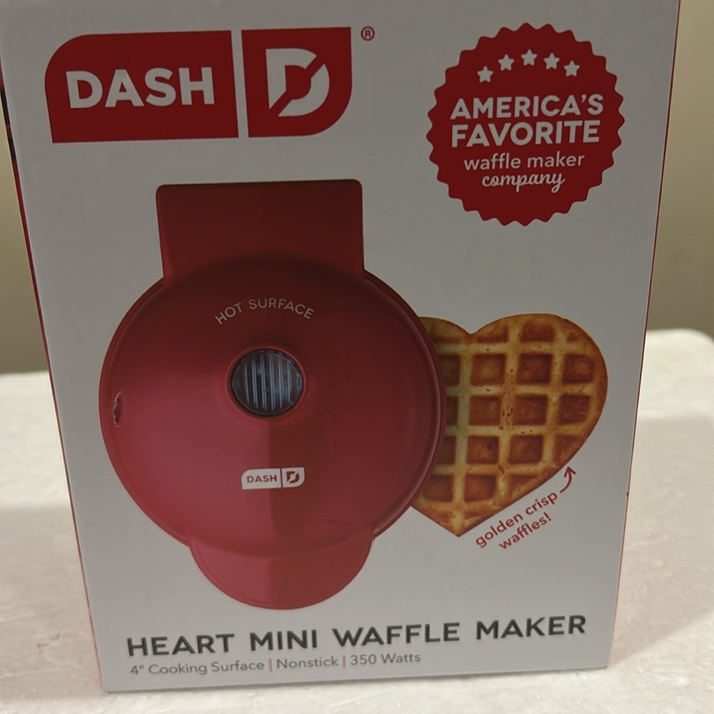 NIB Dash HEART Mini Waffle Maker nonSTICK 4" Cooking Surface 350Watts w/ recipes